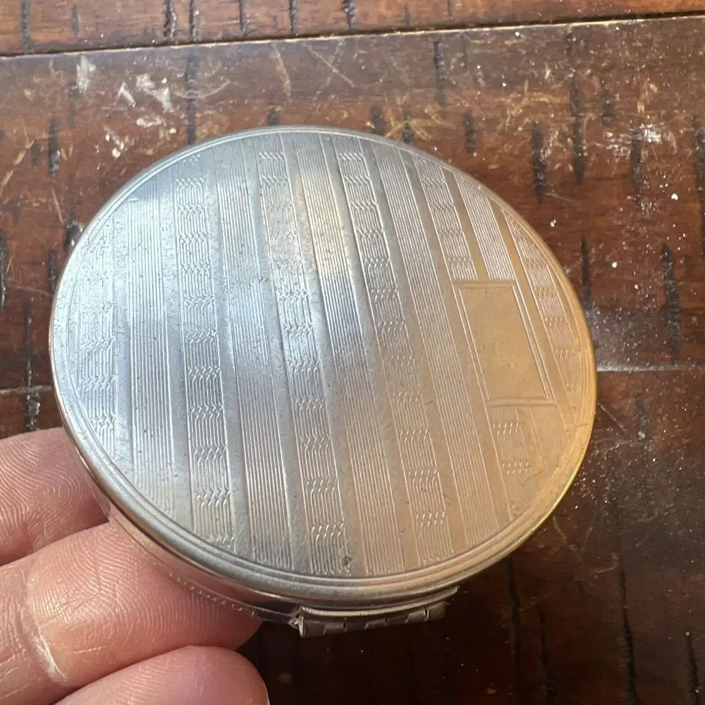 Vintage RICHARD HUDNUT Makeup Compact Silver‎ Tone